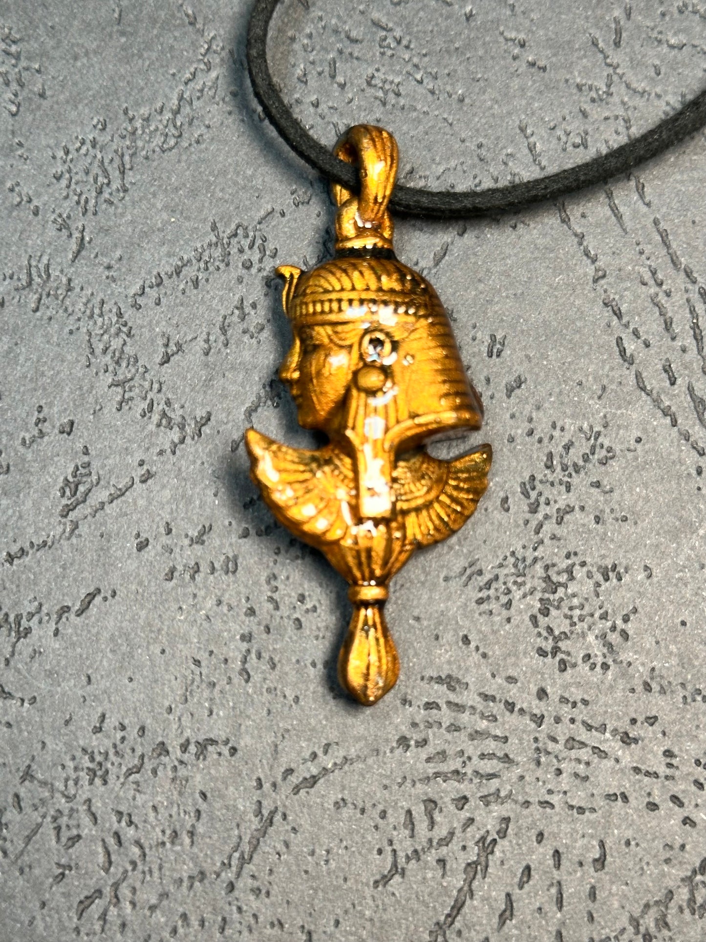Pendentif Isis ( couleur or )