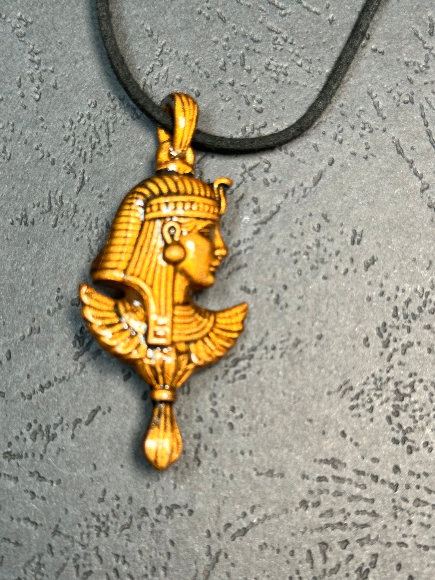 Pendentif Isis ( couleur or )